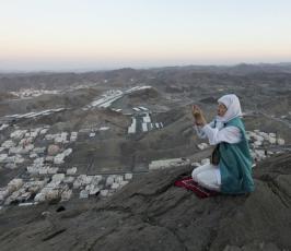بالصور : ما أجمل الدعاء من داخل « غار حراء » فوق جبل النور