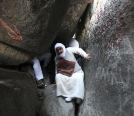 بالصور : ما أجمل الدعاء من داخل « غار حراء » فوق جبل النور