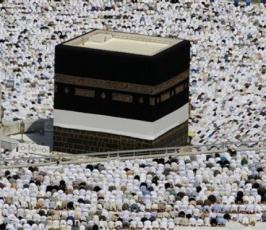 بالصور : قرابة مليوني حاج صلوا الجمعة في الحرم المكي