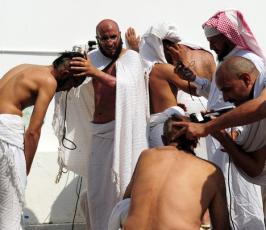 تقرير مصور : 2000 سعودي يحلقون رؤوس أكثر من مليوني حاج