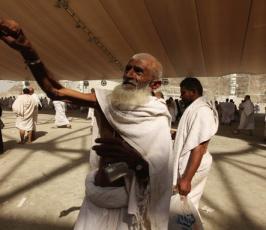 تقرير مصور : ضيوف الرحمن يستقرون في منى ويرجمون العقبة الكبرى