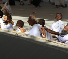 تقرير مصور : ضيوف الرحمن يستقرون في منى ويرجمون العقبة الكبرى
