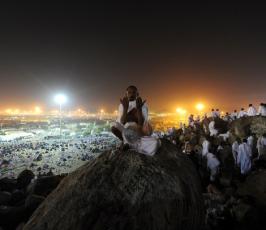 بالصور : ملايين الحجاج يبتهلون إلى الله بالدعاء على جبل الرحمة في عرفة