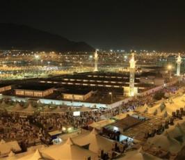 بالصور : حجاج بيت الله الحرام في مشعر منى 