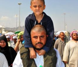بالصور :في الشهور الأولى والسنوات الأولى من عمرهم يشهدون الحج