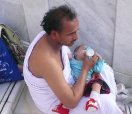 بالصور :في الشهور الأولى والسنوات الأولى من عمرهم يشهدون الحج