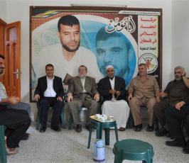 بالصور :: وفد من الجهاد الاسلامي يتفقد عائلات الأسرى و الشهداء في الاضحى المبارك