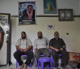 بالصور :: وفد من الجهاد الاسلامي يتفقد عائلات الأسرى و الشهداء في الاضحى المبارك