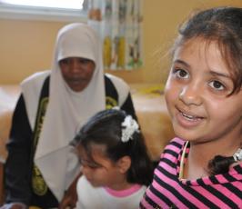  « sos »بالصور: العمل النسائي للجهاد الاسلامي يستقبل الحجاج على معبر رفح ويزور قرية الايتام