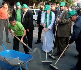 بالصور.. وزراء وقادة من حماس يشاركون في حملة تنظيف شوارع غزة