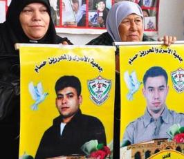 بالصور: :إعتصام لأهالى الإسرى أمام مقر الصليب الاحمر بغزة