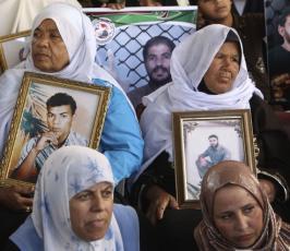 بالصور: :إعتصام لأهالى الإسرى أمام مقر الصليب الاحمر بغزة