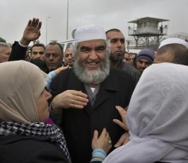 عدسة « فلسطين اليوم » ترافق شيخ الأقصى فرحة الإفراج من سجون العدو