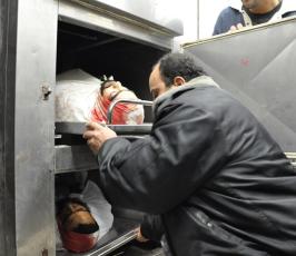 شاهد بالصور: جثامين الشهداء بمستشفى الاقصى بالمنطقة الوسطى