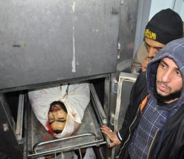 شاهد بالصور: جثامين الشهداء بمستشفى الاقصى بالمنطقة الوسطى