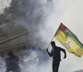 بالصور : مواجهات بين المواطنين وجنود الاحتلال في بلدة نعلين 