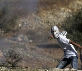 بالصور : مواجهات بين المواطنين وجنود الاحتلال في بلدة نعلين 