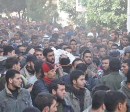 بالصور: تشيع جثامين الغارة الصهيونية على سيارة وسط قطاع غزة