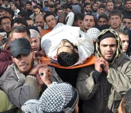 بالصور: تشيع جثامين الغارة الصهيونية على سيارة وسط قطاع غزة