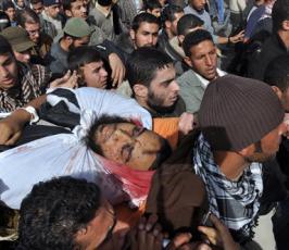 بالصور: تشيع جثامين الغارة الصهيونية على سيارة وسط قطاع غزة