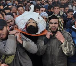 بالصور: تشيع جثامين الغارة الصهيونية على سيارة وسط قطاع غزة