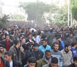 بالصور: تشيع جثامين الغارة الصهيونية على سيارة وسط قطاع غزة