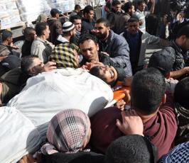 بالصور: تشيع جثامين الغارة الصهيونية على سيارة وسط قطاع غزة