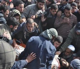 بالصور: تشيع جثامين الغارة الصهيونية على سيارة وسط قطاع غزة
