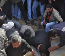 بالصور: تشيع جثامين الغارة الصهيونية على سيارة وسط قطاع غزة