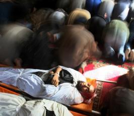 بالصور: تشيع جثامين الغارة الصهيونية على سيارة وسط قطاع غزة