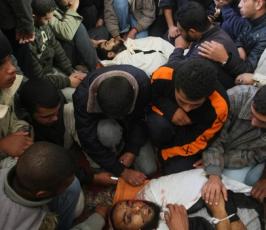 بالصور: تشيع جثامين الغارة الصهيونية على سيارة وسط قطاع غزة
