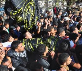 بالصور:جماهير غفيرة تشيع جثماني شهيدي سرايا القدس بخان يونس