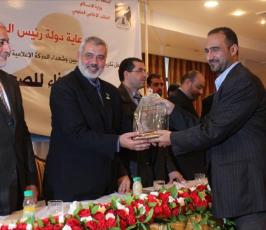 بالصور: « هنية » يكرم الصحفيين الحاصلين على جوائز دولية في يوم الوفاء للصحفي الفلسطيني