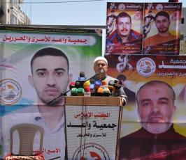 بالصور:واعد تقيم صلاة الجمعة أمام مقر الصليب الاحمر دعما لإضراب الاسرى الإداريين
