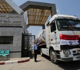 دخول الوقود المصري إلى محطة كهرباء غزة ‫(39649797)‬ ‫‬