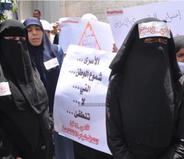 ناشطون يغلقون مكتب المندوب السامي بغزة