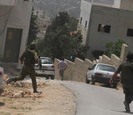 خاص فلسطين اليوم..قوات الاحتلال تقمع مسيرة كفر قدوم المنددة بالاستيطان