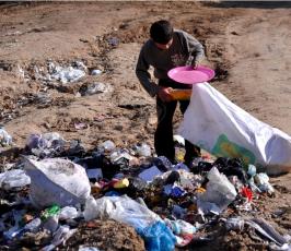 بالصور: كيف تحول مقلب قمامةإلى مصدر رزق الكثير من العائلات في غزة؟
