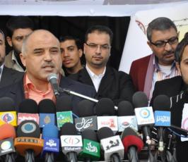 بالصور:صحفيو غزة يتضامنون مع زميلهم الصحفي أبو عرفة المعتقل بسجون السلطة