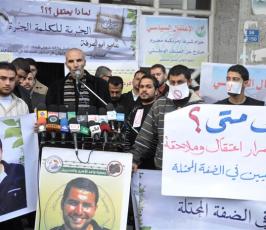 بالصور:صحفيو غزة يتضامنون مع زميلهم الصحفي أبو عرفة المعتقل بسجون السلطة