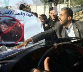بالصور.. أهالي الأسرى بغزة يرشقون وزيرة فرنسية بالبيض