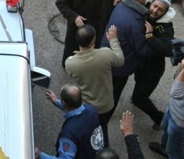 بالصور.. أهالي الأسرى بغزة يرشقون وزيرة فرنسية بالبيض