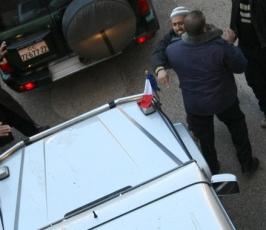 بالصور.. أهالي الأسرى بغزة يرشقون وزيرة فرنسية بالبيض