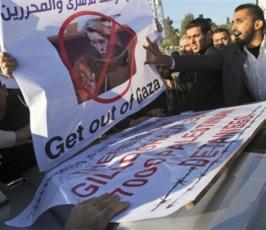 بالصور.. أهالي الأسرى بغزة يرشقون وزيرة فرنسية بالبيض
