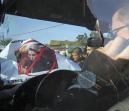 بالصور.. أهالي الأسرى بغزة يرشقون وزيرة فرنسية بالبيض
