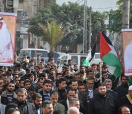 بالصور:قوى المقاومة الفلسطينية بغزة تخرج بمسيرة حاشدة ضد السلطة برام الله