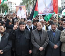 بالصور:قوى المقاومة الفلسطينية بغزة تخرج بمسيرة حاشدة ضد السلطة برام الله
