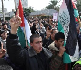 بالصور:قوى المقاومة الفلسطينية بغزة تخرج بمسيرة حاشدة ضد السلطة برام الله
