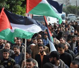 بالصور:قوى المقاومة الفلسطينية بغزة تخرج بمسيرة حاشدة ضد السلطة برام الله