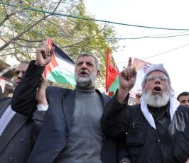 بالصور:قوى المقاومة الفلسطينية بغزة تخرج بمسيرة حاشدة ضد السلطة برام الله